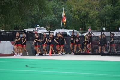 女性游行而拿着国旗
